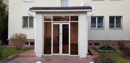 Подвесная раздвижная дверь со стеклянной ручкой пос. Новый